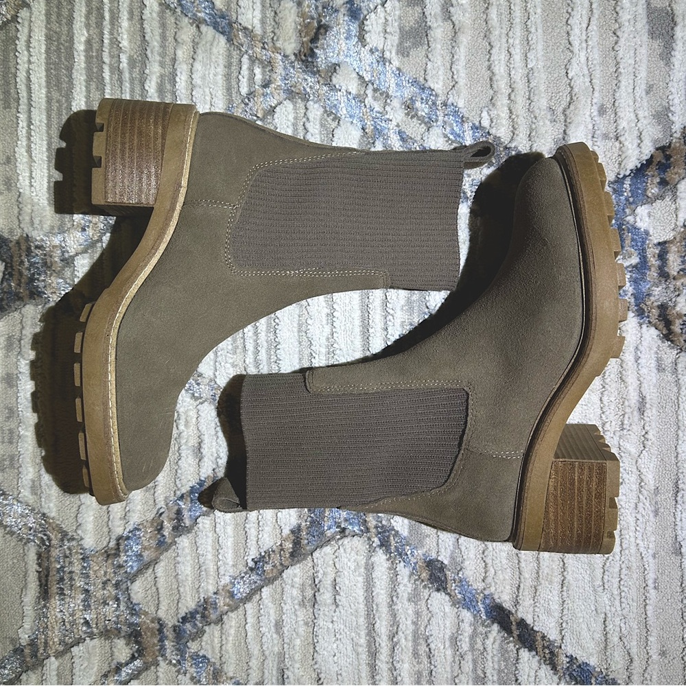 Steve Madden Kiley Booties in Taupe Suede 
Size 5.5